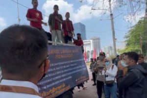 Belasan Pemuda Berorasi Terkait Kenaikan Harga Tiket Pulau Komodo di Depan Kantor Kemenparekraf, Diajak Ngopi Sandiaga Uno