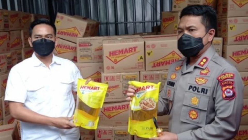 Polisi Temukan 24.000 Liter Minyak Goreng di Rumah Warga di Lebak, Banten