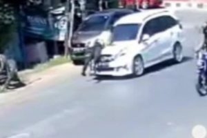 Viral Polantas Tergelantung di Kap Mobil Hingga 300 Meter Jauhnya, Pengemudi Kini Masih Diperiksa