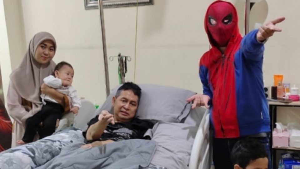 Penulis Serial Lupus, Hilman Hariwijaya, Meninggal Dunia Rabu Pagi Ini