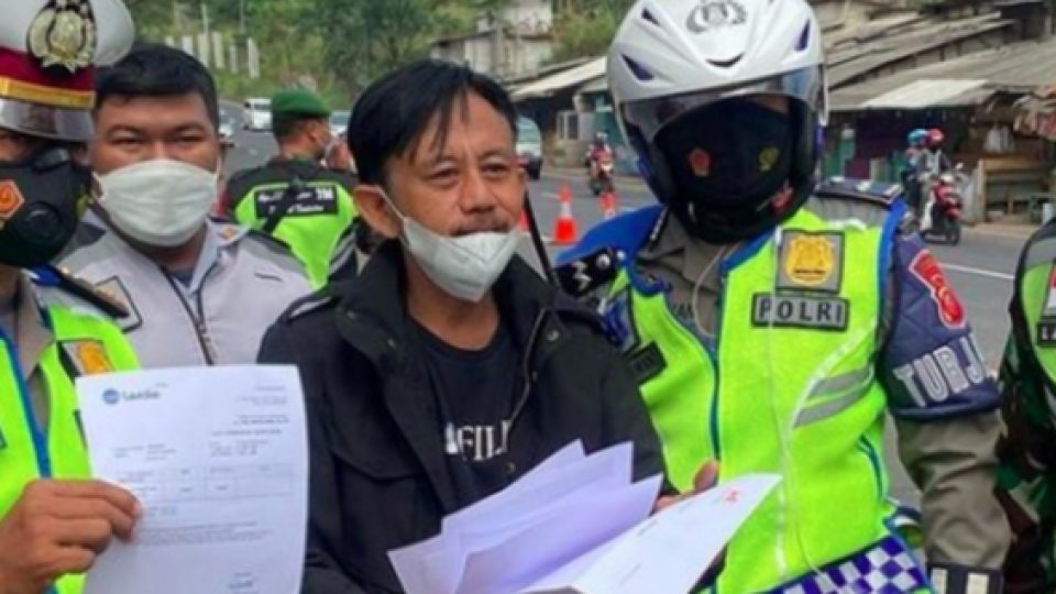 Aktor Epy Kusnandar Jadi Sorotan Karena Tetap Senyum Kepada Petugas Meski Diminta Putar Balik