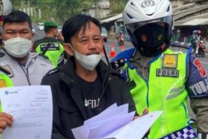 Aktor Epy Kusnandar Jadi Sorotan Karena Tetap Senyum Kepada Petugas Meski Diminta Putar Balik