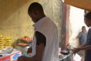 Mantap! Pria Nigeria Bisa Beli Rumah dan Lulus Kuliah Berkat Jualan Indomie