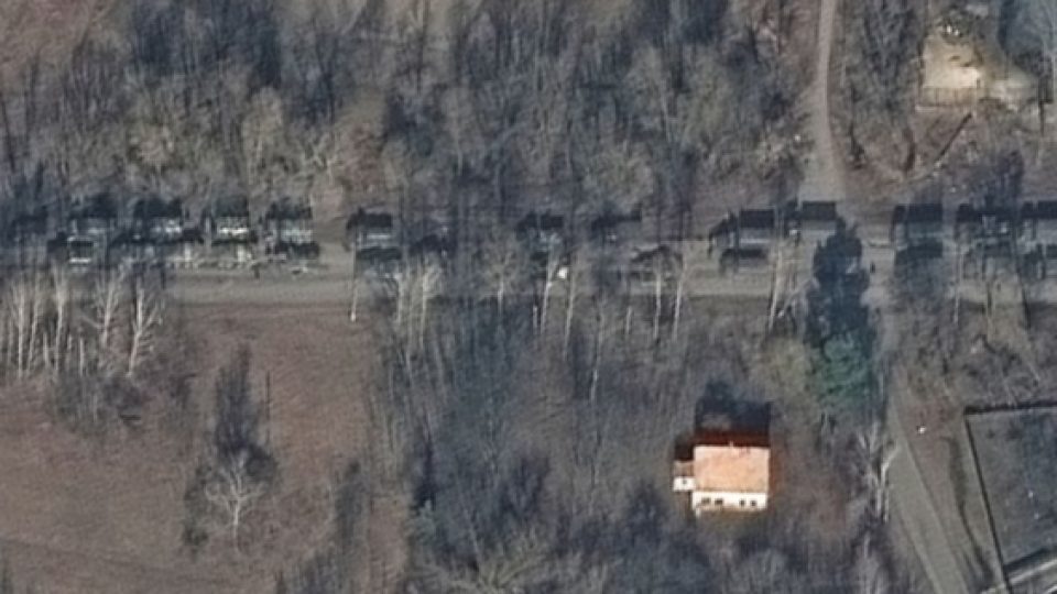 Citra Satelit Diklaim Tunjukkan Konvoi Besar-besaran Pasukan Rusia Tengah Menuju Kiev