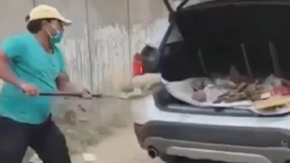 Kesal Akan Layanan Showroom, Pria di India Gunakan Mobil BMW-nya Untuk Angkut Sampah