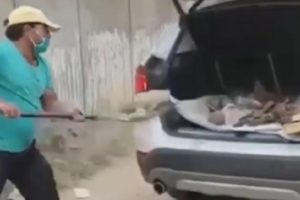 Kesal Akan Layanan Showroom, Pria di India Gunakan Mobil BMW-nya Untuk Angkut Sampah