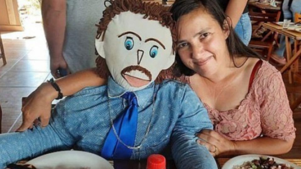 Kehaluan Seorang Wanita Brazil, Nikahi Boneka Kain Hingga 'Hamil' dan 'Melahirkan'
