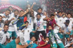 Timnas Indonesia U-16 Juara Piala AFF U-16 dan Tunjukkan Aksi Sportif Menghormati Sang Lawan Vietnam