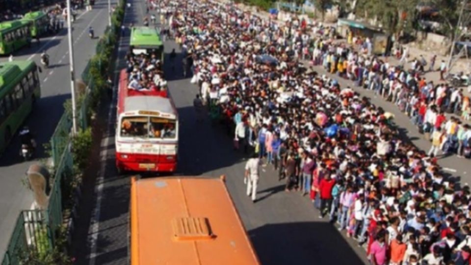 Pekerja Migran di India Mudik Jalan Kaki Setelah Kebijakan Lockdown Diterapkan