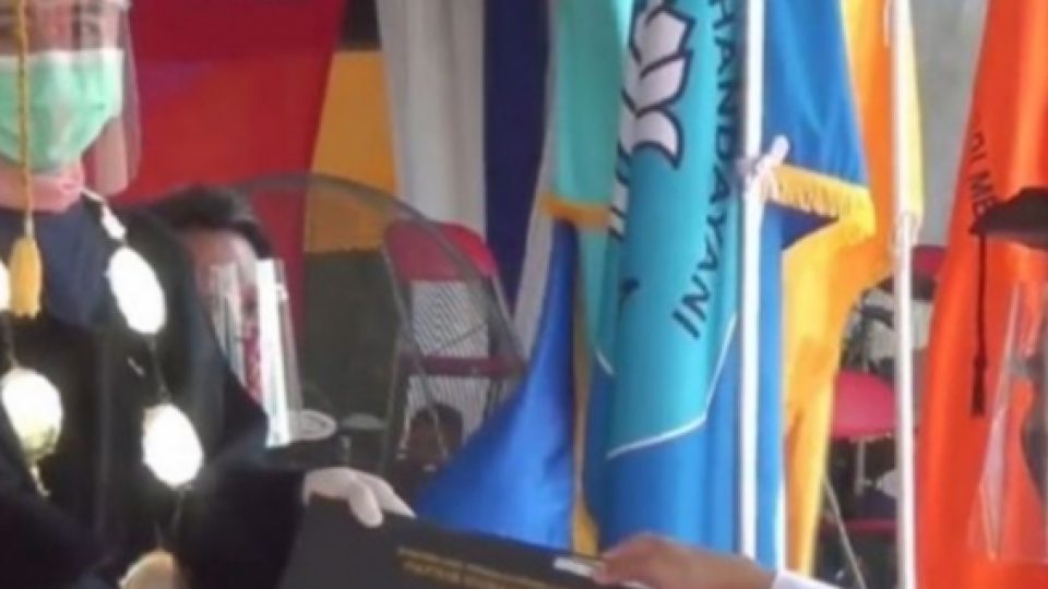 200 Mahasiswa Poliwangi Jalani Wisuda 'Drive Thru' 