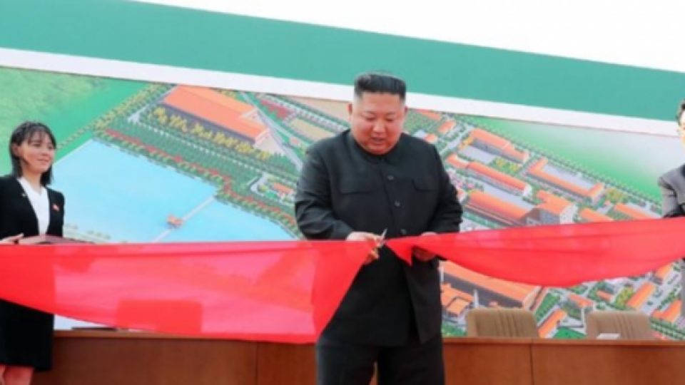 Kim Jong Un Muncul Kembali Setelah Tiga Minggu Absen, Tertawa dan Merokok