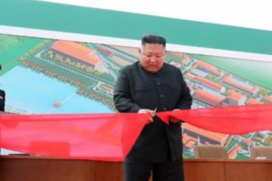 Kim Jong Un Muncul Kembali Setelah Tiga Minggu Absen, Tertawa dan Merokok
