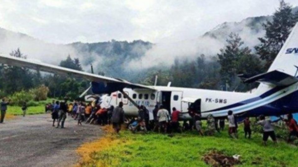 Pesawat Tergelincir di Papua, Warga Bantu Evakuasi dengan Tali