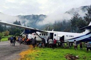 Pesawat Tergelincir di Papua, Warga Bantu Evakuasi dengan Tali