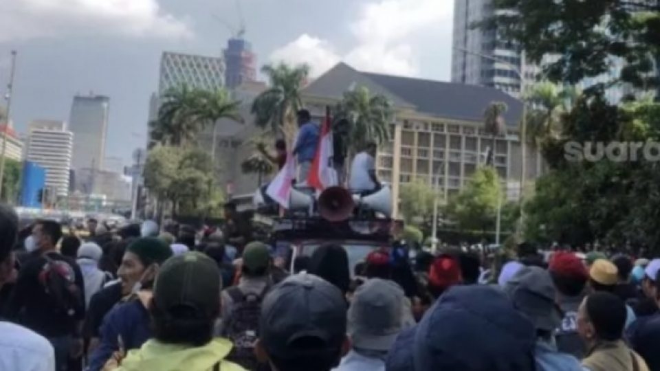 Bentrok Antara Dua Kubu Pendemo di Patung Kuda, Hanya Karena Tuduhan Bikin Demo Tandingan