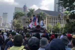 Bentrok Antara Dua Kubu Pendemo di Patung Kuda, Hanya Karena Tuduhan Bikin Demo Tandingan
