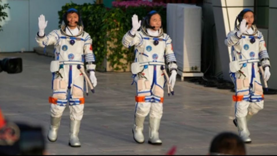 China Telah Terbangkan Astronot Sipil Pertamanya Ke Luar Angkasa