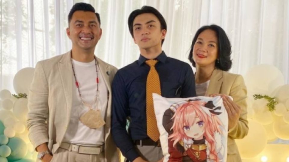Arka Putra Anjasmara Ternyata Wibu! Bawa Guling Bergambar Karakter Anime Astolfo di Acara Wisuda
