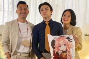 Arka Putra Anjasmara Ternyata Wibu! Bawa Guling Bergambar Karakter Anime Astolfo di Acara Wisuda