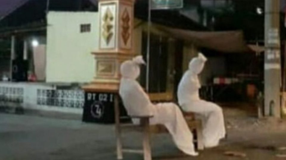 Terapkan Isolasi Mandiri, Desa di Purworejo Ini Diawasi Oleh 'Pocong' Agar Warga Stay di Rumah
