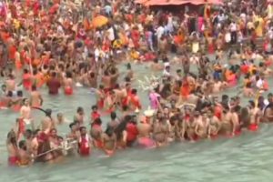 Lebih dari 1.000 Orang Positif COVID-19 Setelah Berendam Massal di Sungai Gangga di India