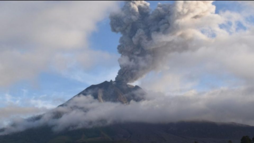 Gunung SInabung Kembali Erupsi dan Muntahkan Guguran Awan Panas Disertai Lava Pijar