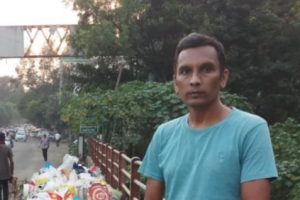 Viral Pria di India Berdiri di Pinggir Jalan dan Peringatkan Warga Untuk Tidak Buang Sampah ke Sungai