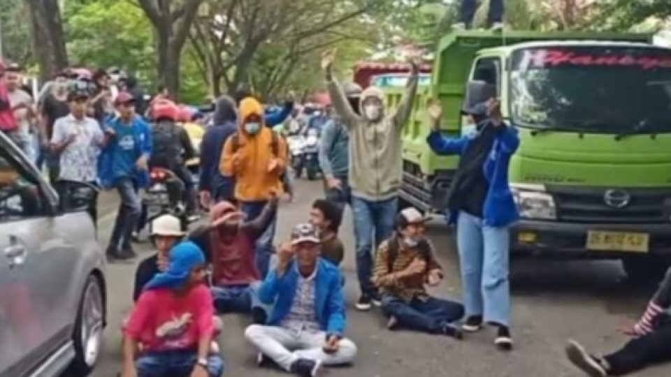 Mahasiswa di Ambon Demo Tolak PPKM Darurat, Blokir Sejumlah Jalan HIngga Menyandera Satu Truk