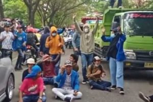 Mahasiswa di Ambon Demo Tolak PPKM Darurat, Blokir Sejumlah Jalan HIngga Menyandera Satu Truk