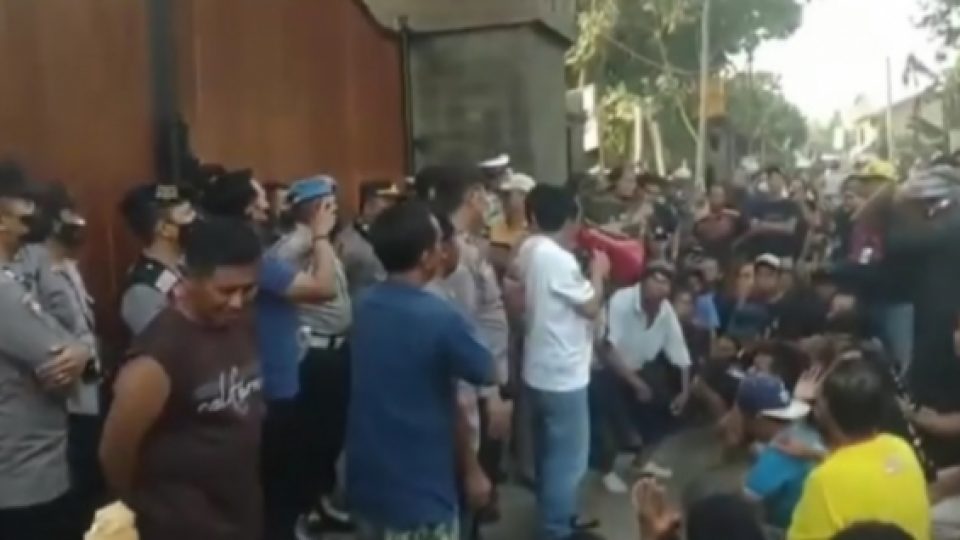 Ratusan Warga Geruduk Padepokan Gus Samsudin di Blitar, Menuntut Agar Padepokan Itu Ditutup Permanen