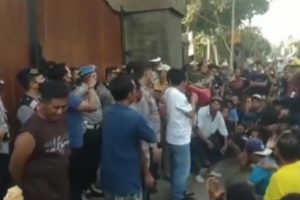 Ratusan Warga Geruduk Padepokan Gus Samsudin di Blitar, Menuntut Agar Padepokan Itu Ditutup Permanen