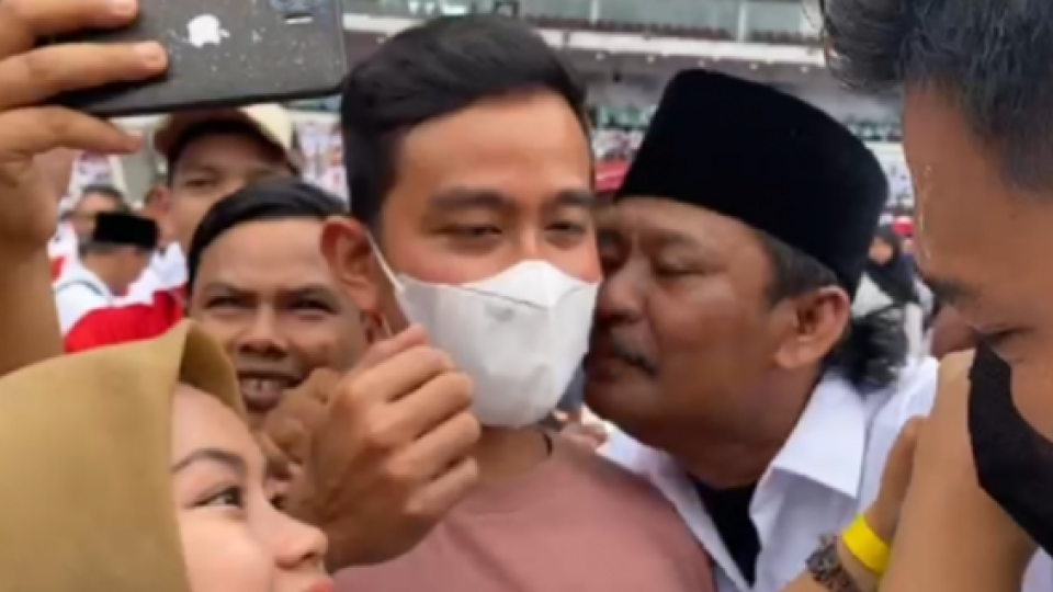 Momen Wali Kota Solo 'Dicium' Bapak-Bapak di GBK