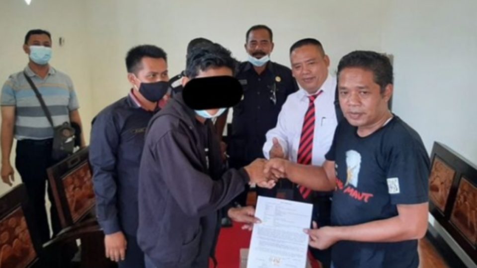Mengagumkan, Korban Pencurian Maafkan Pelaku dan Memberinya Santunan Serta Sembako