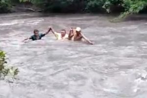 Kisah Para Guru di NTT Berjibaku Seberangi Sungai Deras Demi Antar Tugas Siswa Terekam Kamera