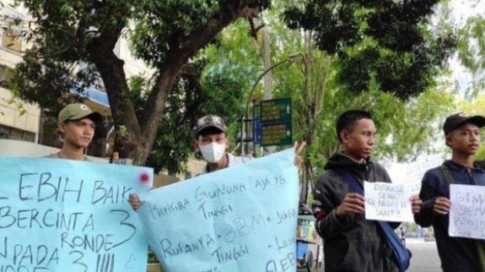 Unjuk Rasa Mahasiswa Depan Kantor DPRD Sumut Jadi Sorotan Karena Spanduk-spanduk Dengan Tulisan Nyeleneh 