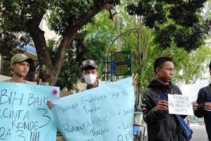 Unjuk Rasa Mahasiswa Depan Kantor DPRD Sumut Jadi Sorotan Karena Spanduk-spanduk Dengan Tulisan Nyeleneh 