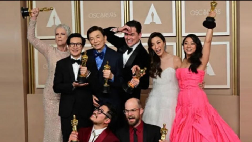 Everything Everywhere All at Once Sikat 7 Penghargaan dari 10 Nominasi Oscar 2023