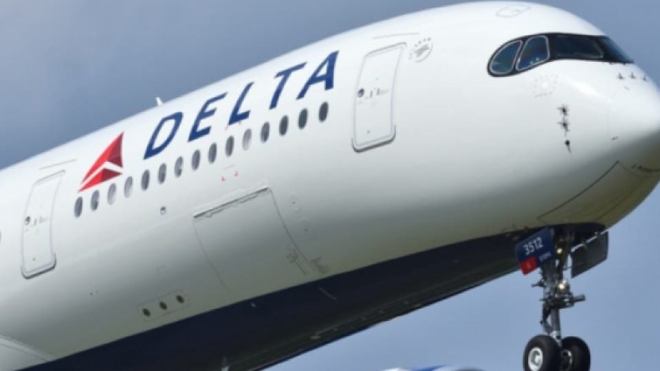 Penumpang Pesawat Delta Airlines Hadapi Tuntutan Penjara 20 Tahun Setelah Tolak Pakai Masker dan Perlihatkan Pantat ke Pramugari