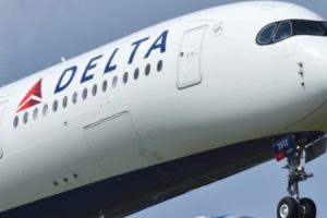 Penumpang Pesawat Delta Airlines Hadapi Tuntutan Penjara 20 Tahun Setelah Tolak Pakai Masker dan Perlihatkan Pantat ke Pramugari