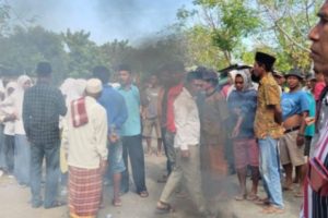 Tak Terima Gedung Sekolah Disegel 6 Bulan, Puluhan Siswa SMA di BIma Blokir Jalan Tuntut Dibukanya Kembali Sekolah Mereka