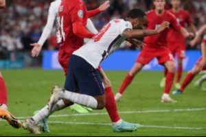 Laga Inggris Kontra Denmark Sarat Kontroversi, Dari Dua Bola di Lapangan Hingga Tim VAR yang Seolah Tidak Berguna