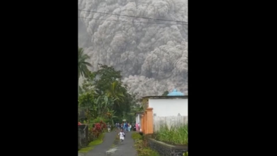 BREAKING: Gunung Semeru Erupsi Sabtu Sore Ini, Muntahkan Awan Panas dan Hujan Abu
