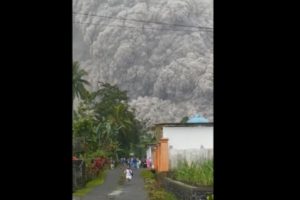 BREAKING: Gunung Semeru Erupsi Sabtu Sore Ini, Muntahkan Awan Panas dan Hujan Abu