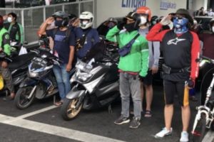 Di Tengah Pandemi dan PPKM, Masyarakat Tak Lupa Beri Hormat Bagi Bendera Merah Putih