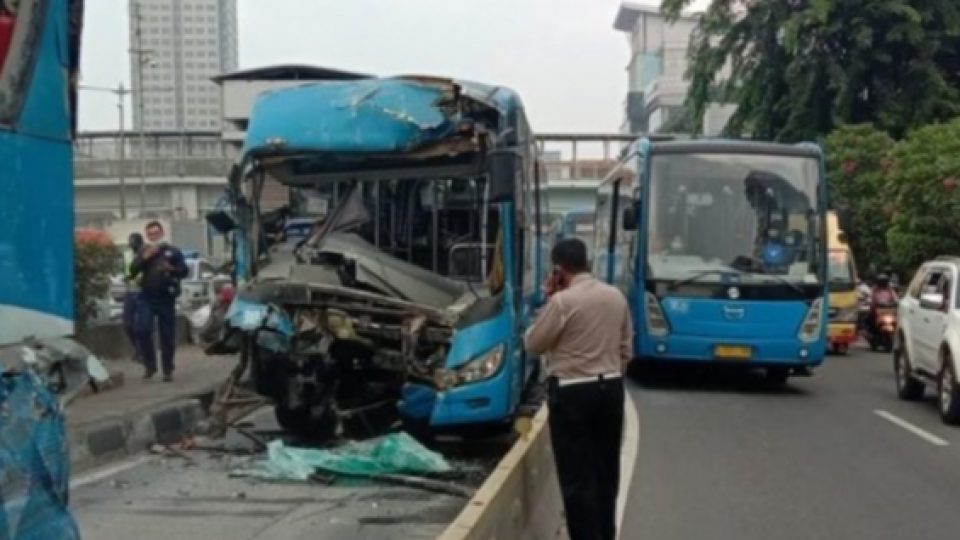 Kecelakaan 2 Bus Transjakarta di Cawang, Tiga Orang Dilaporkan Meninggal Dunia