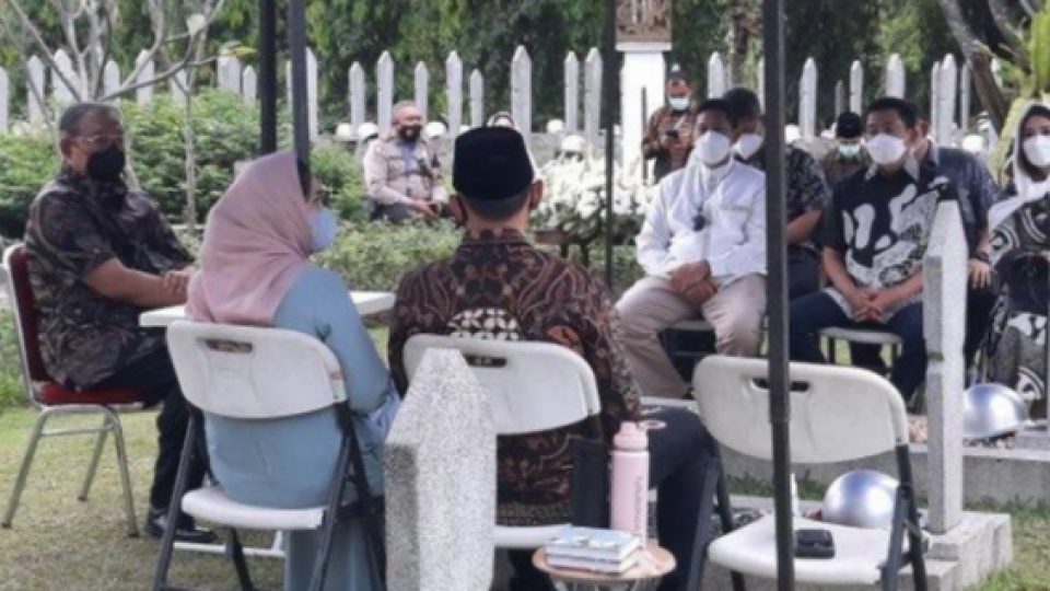 Mantan Presiden RI, SBY, Ziarah ke Makam Mendiang Ani Yudhoyono di Hari Kedua Lebaran