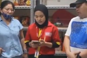 Wanita Pencuri Coklat Intimidasi Karyawan Alfamart dengan UU ITE, Alfamart Tunjuk Hotman Paris Hutapea
