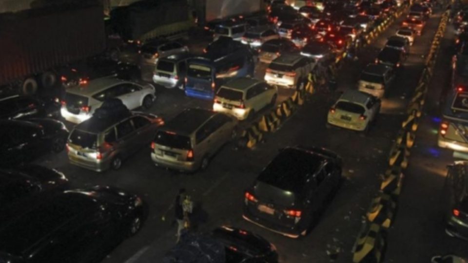 Horor Kemacetan di Pintu Tol Merak Hingga Pelabuhan, Kendaraan Tak Bisa Bergerak Berjam-jam