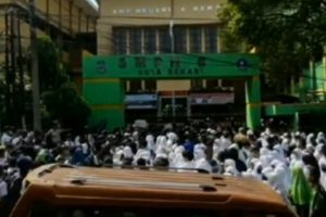 Demo Pelajar dan Alumni di Depan SMPN 6 Bekasi, Diduga Ada Oknum Sekolah yang Lakukan Pelecehan Terhadap Murid