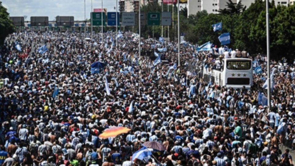 Messi dan Para Pemain Timnas Argentina Dievakuasi Menggunakan Helikopter Dari Parade di Buenos Aires